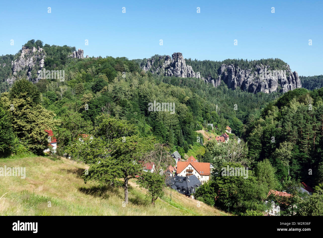 Paysage pittoresque, une petite ville de Rathen au cœur de la Suisse Saxonne Parc national en vertu de rochers de grès dans la vallée, l'Allemagne l'Europe Banque D'Images