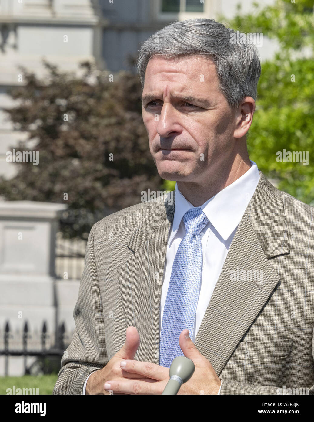 Washington, District de Columbia, Etats-Unis. 10 juillet, 2019. Directeur par intérim de l'United States Citizenship and Immigration Services Ken Cuccinelli répond aux journalistes sur le Nord de l'entrée de la Maison Blanche à Washington, DC le mercredi, Juillet 10, 2019 Credit : Ron Sachs/CNP/ZUMA/Alamy Fil Live News Banque D'Images