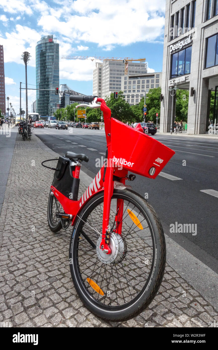 Berlin louer vélo par Uber Allemagne, Potsdamer Platz, Allemagne pistes cyclables Banque D'Images
