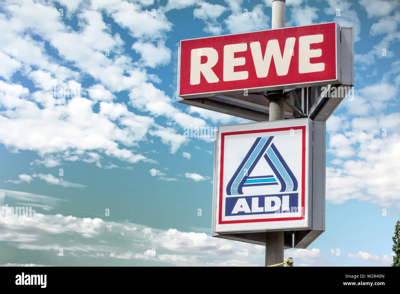 Rewe Allemagne logo, logo Aldi sur perche Berlin Banque D'Images