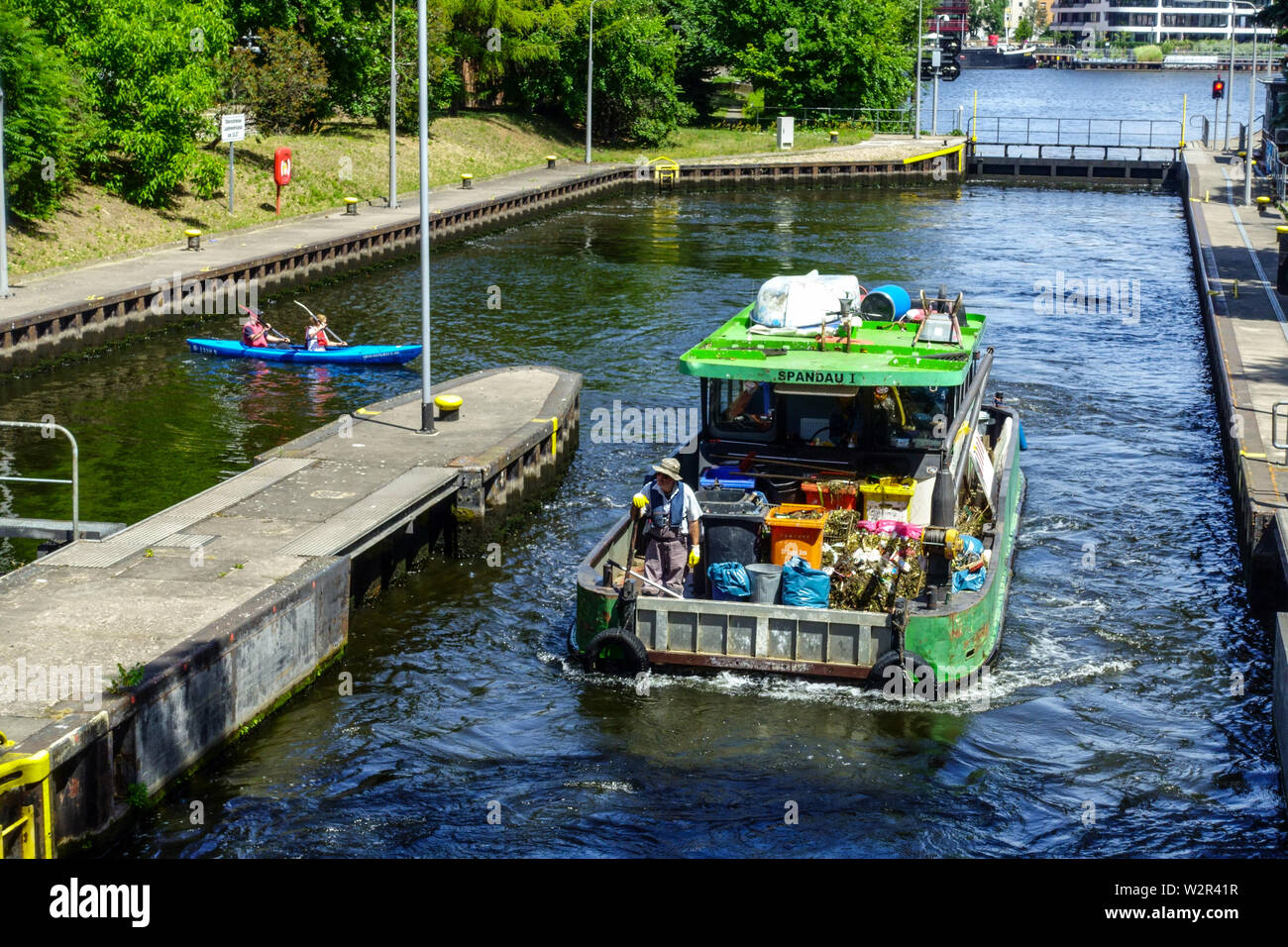 La rivière Spree Berlin, un bateau transportant des déchets domestiques, Kreuzberg Allemagne Banque D'Images
