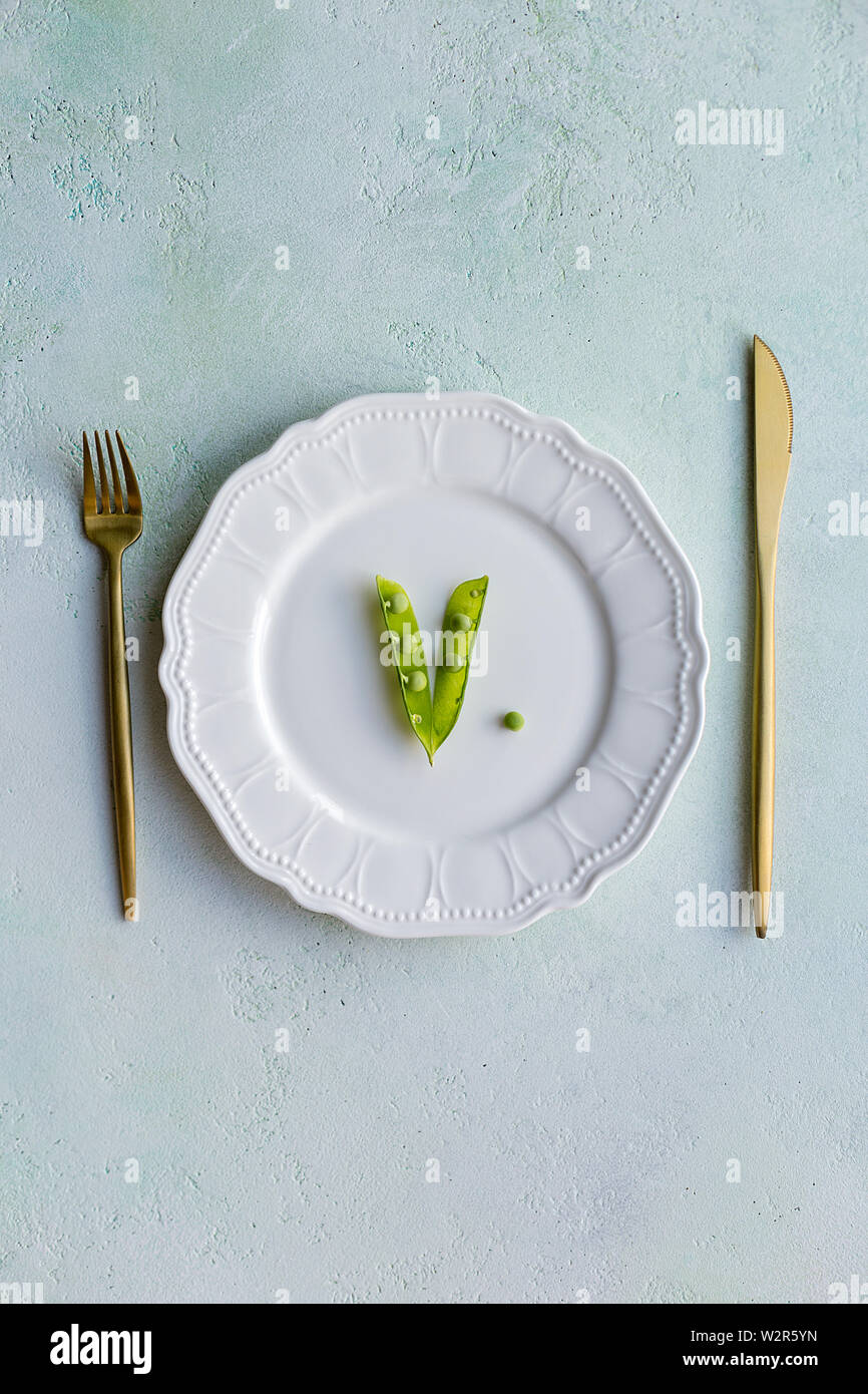Assiette de service avec bean et golder de vaisselle. Set de table pour le dîner d'été romantique. Concept de table de vacances ensemble. Mise à plat, vue ci-dessus. Banque D'Images Assiette de service avec bean et golder de vaisselle. Set de table pour le dîner d'été romantique. Concept de table de vacances ensemble. Mise à plat, vue ci-dessus. Banque D'Images