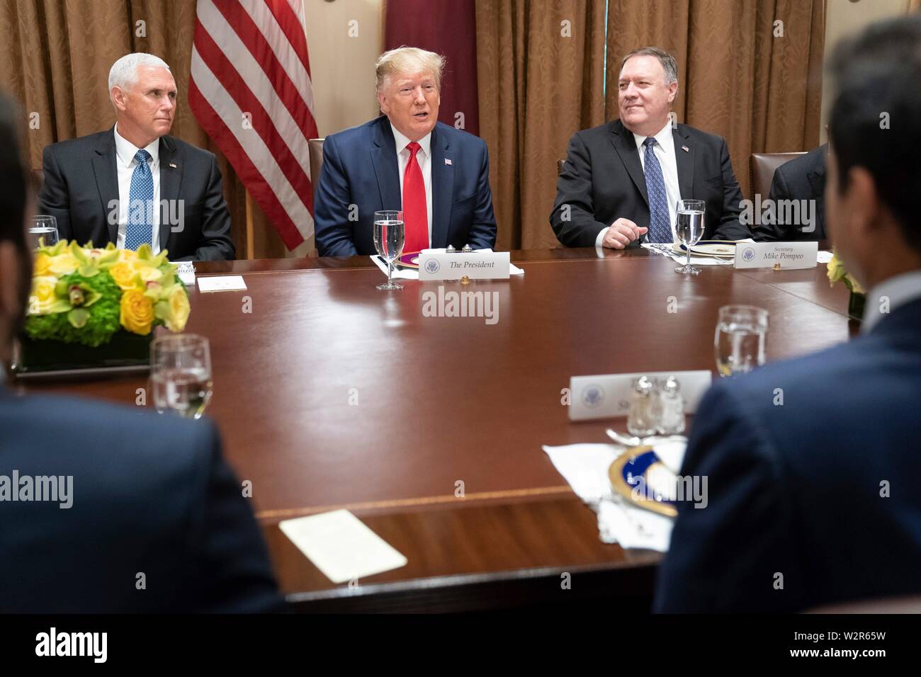 Président américain Donald Trump, rejoint par le Vice-président Mike Pence, à gauche, et le secrétaire d'État Mike Pompeo, droit, participer à un déjeuner de travail avec l'Émir du Qatar, Tamin Bin Hamad Al Thani et délégués à la salle du Cabinet de la Maison Blanche le 9 juillet 2019 à Washington, DC. Banque D'Images
