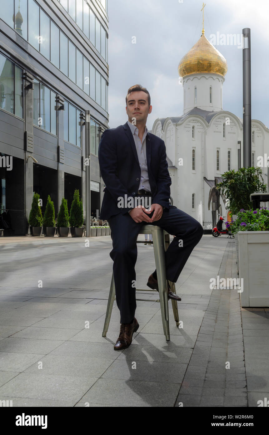 Businessman portrait au milieu d'un centre d'affaires, travail, portant cravate, tailleur, chemise blanche, blanc, beau et attrayant européenne Banque D'Images