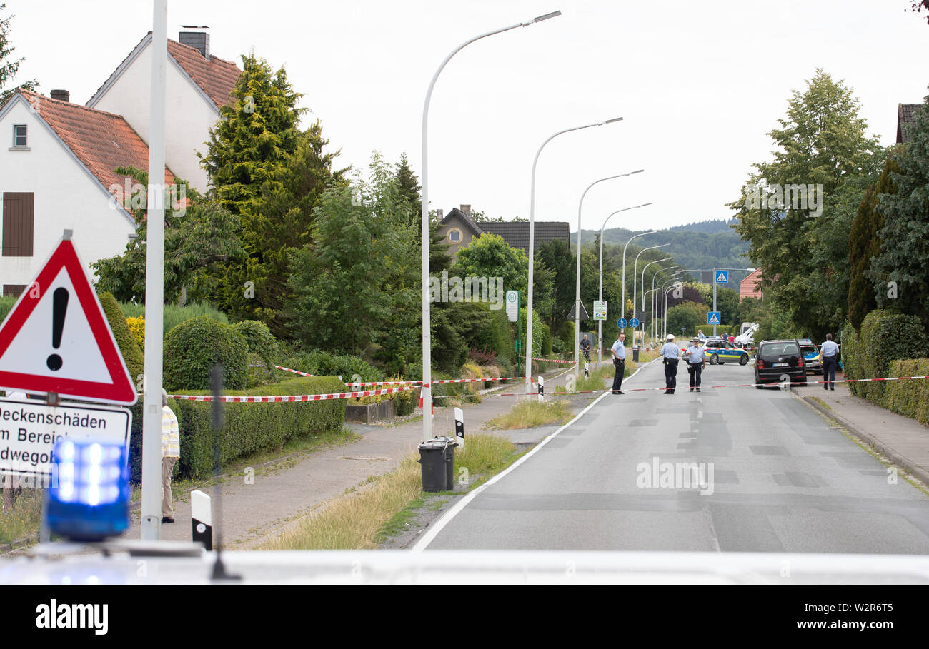 Werther, Allemagne. 10 juillet, 2019. Une voiture de police est debout sur une route avec un signal de détresse. Trois morts ont été trouvés dans une maison individuelle dans Werther près de Bielefeld. Ils étaient des adultes, une porte-parole de la police du district de Gütersloh, a déclaré mercredi. 'Il n'a pas l'air comme un accident," a-t-elle poursuivi. Credit : Friso Gentsch/dpa/Alamy Live News Banque D'Images