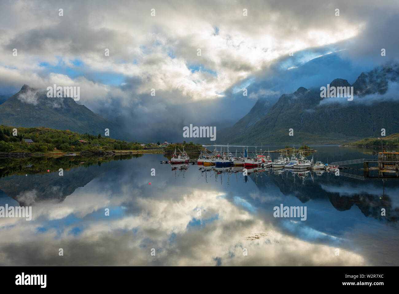Bateaux amarrés près du village de reine, les îles Lofoten. Banque D'Images