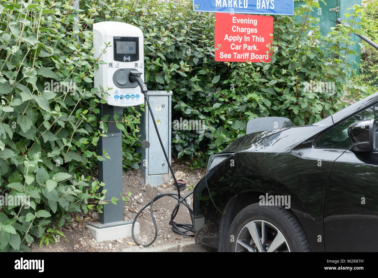 La voiture électrique d'être facturés dans un parking public, au Royaume-Uni. Point de recharge électrique. Banque D'Images