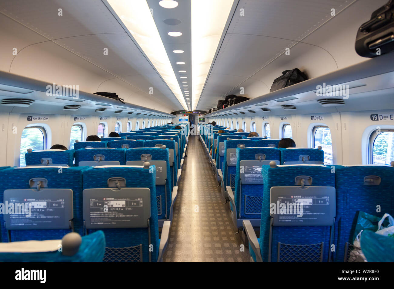 Intérieur d'un chariot élévateur sur un train Shinkansen, le voyage de Tokyo à Hiroshima, au Japon. Banque D'Images