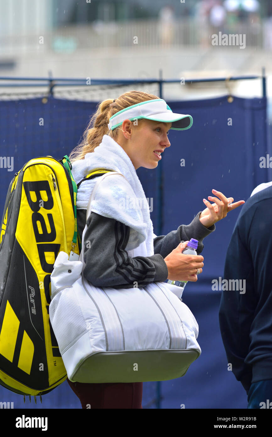 Caroline Wozniacki (Den) plaisanter avec Bethanie Mattek-Sands (USA) sur la pratique d'un tribunal sur la vallée de la nature, internationale, Eastbour Devonshire Park Banque D'Images
