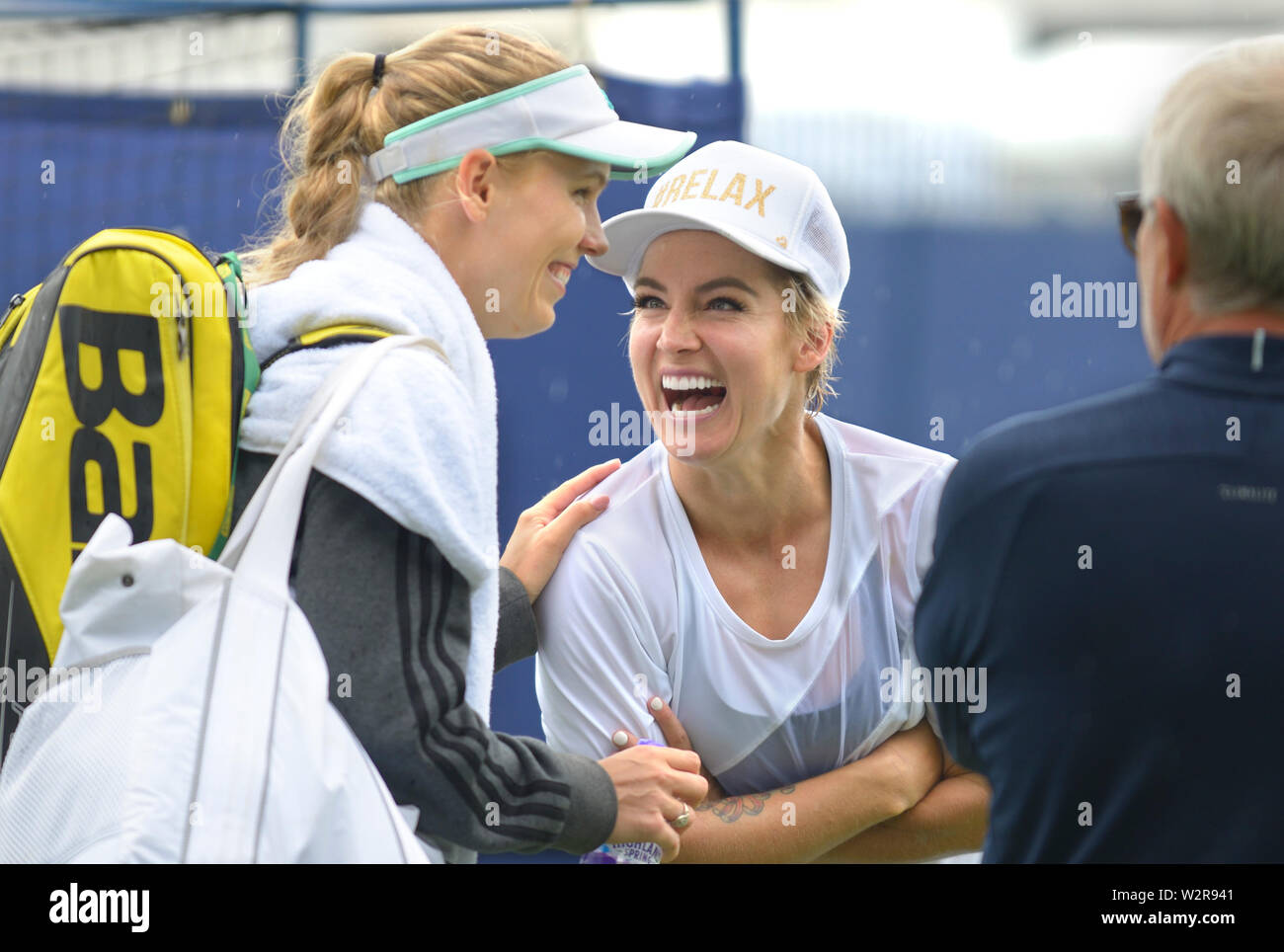 Caroline Wozniacki (Den) plaisanter avec Bethanie Mattek-Sands (USA) sur la pratique d'un tribunal sur la vallée de la Nature International, le Devonshire Park, Eastbourn Banque D'Images