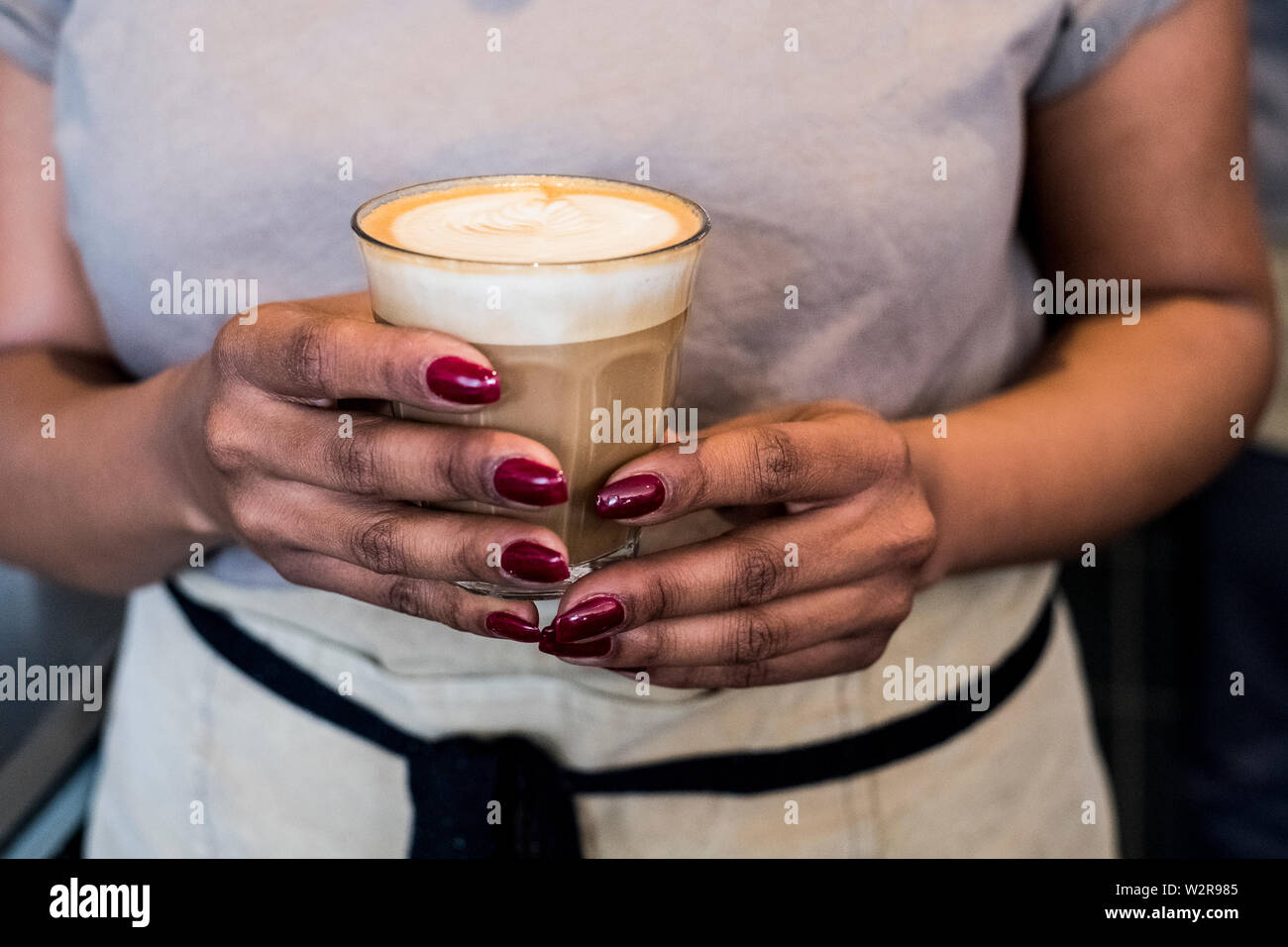 Barista femme préparer une tasse de café dans un café. Banque D'Images