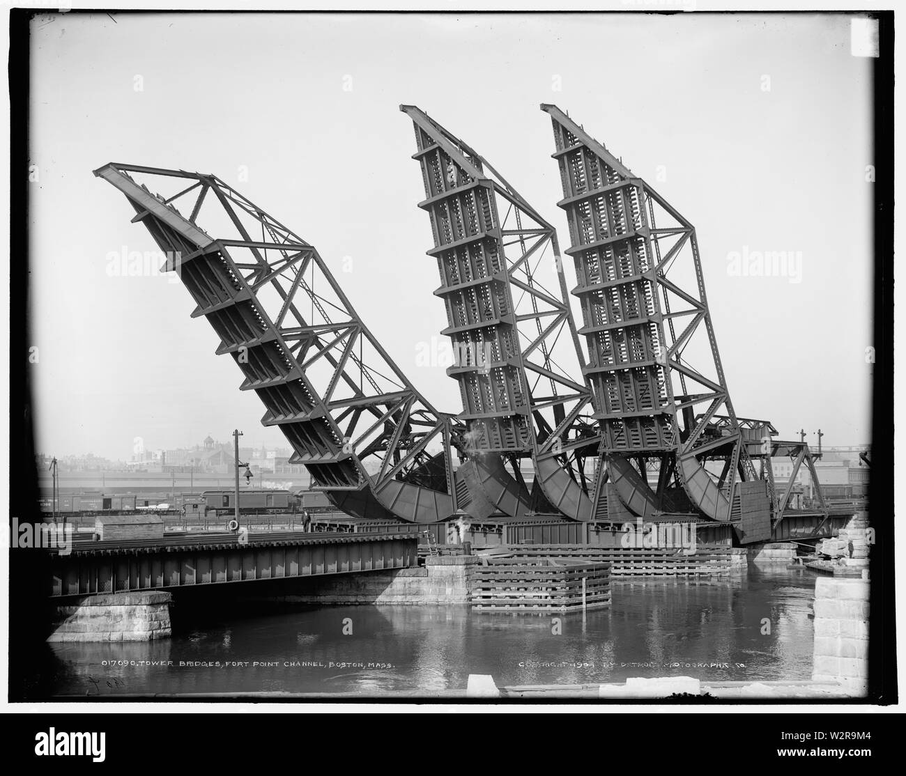 Les ponts de la tour, Fort Point Channel, Boston, Mass. photo noir et blanc montre trois ponts roulants dans la position élevée. Lettres à la main sur l'image, droits d'auteur 1904 par Detroit Photographic Co. Banque D'Images