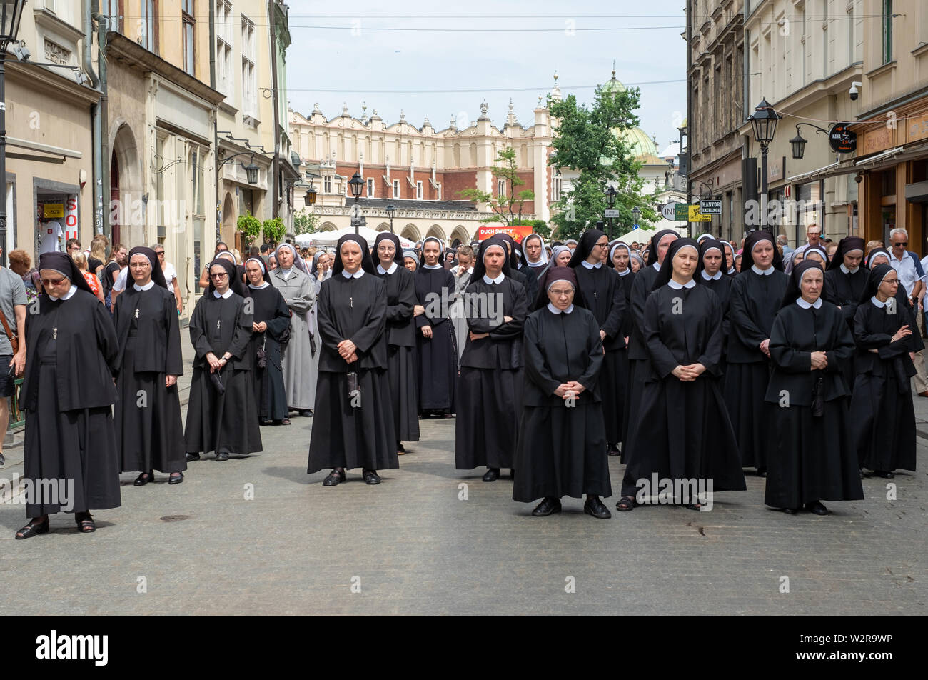 Les nonnes qui prennent part à une procession pour la fête de Corpus Christi, dans les rues de la vieille ville de Cracovie, Pologne, près de la place du marché. Banque D'Images