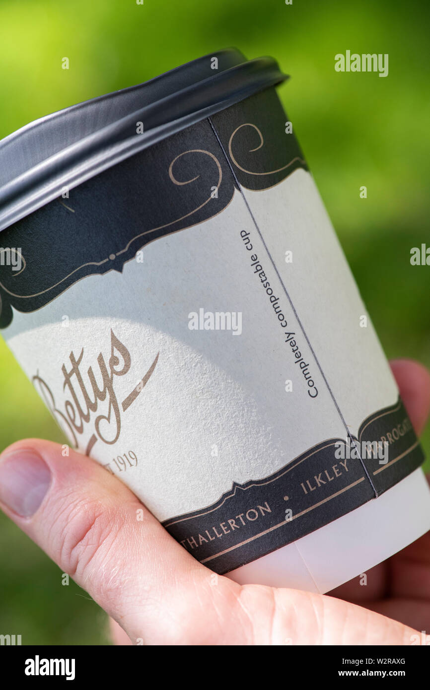 Main tenant une bettys de papier compostables tasse à Harrogate RHS Flower show 2019 Harlow carr, Harrogate, England Banque D'Images