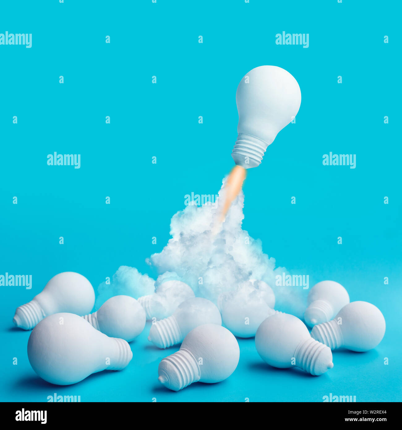 Inspiration idées concepts avec rocket lightbulb battant sur un autre groupe de lightbulb.démarrage d'entreprise ou l'objectif de la réussite de la créativité. Banque D'Images