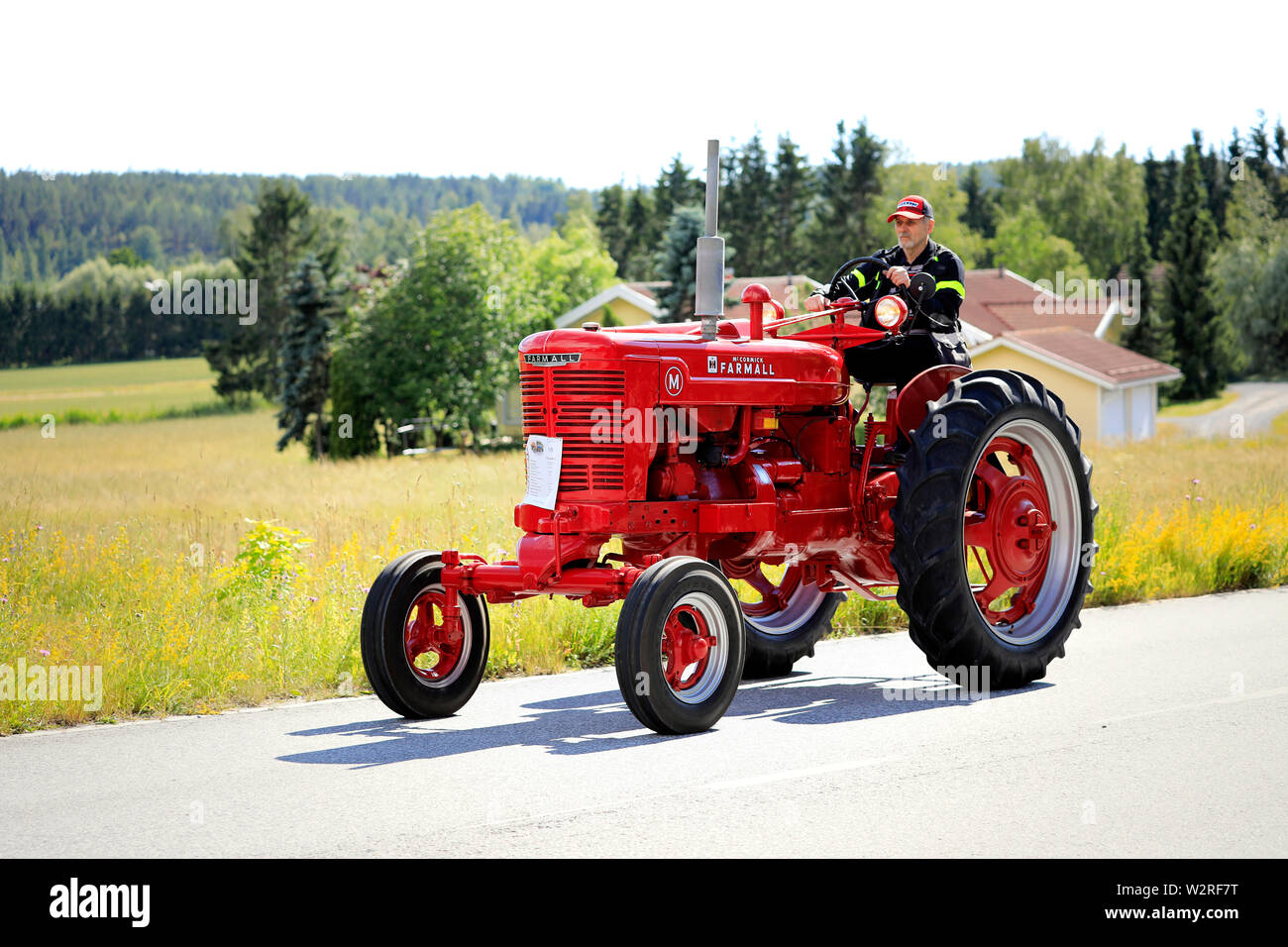 Kama & Mac Gregor, en Finlande. Le 6 juillet 2019. Les lecteurs de l'homme red International Harvester Farmall M tracteur, année 1951, sur Kama & Mac Gregor, Tractorkavalkad vintage défilé du tracteur. Banque D'Images