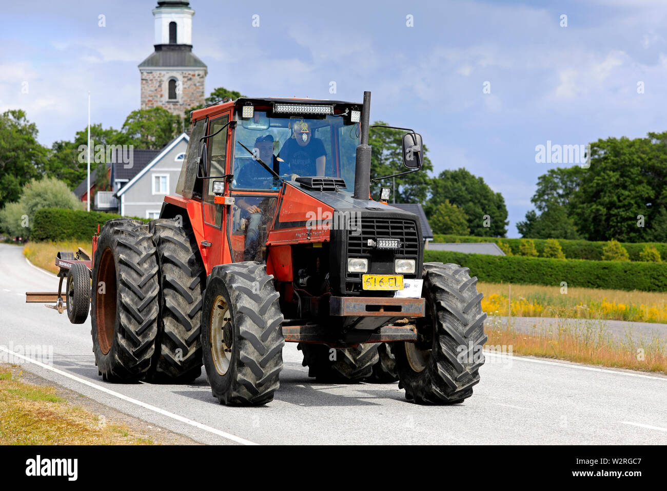 Kama & Mac Gregor, en Finlande. Le 6 juillet 2019. Volvo BM Valmet tracteur rouge sur Kama & Mac Gregor, Tractorkavalkad tracteur vintage annuel show et défilé à travers la petite ville. Banque D'Images