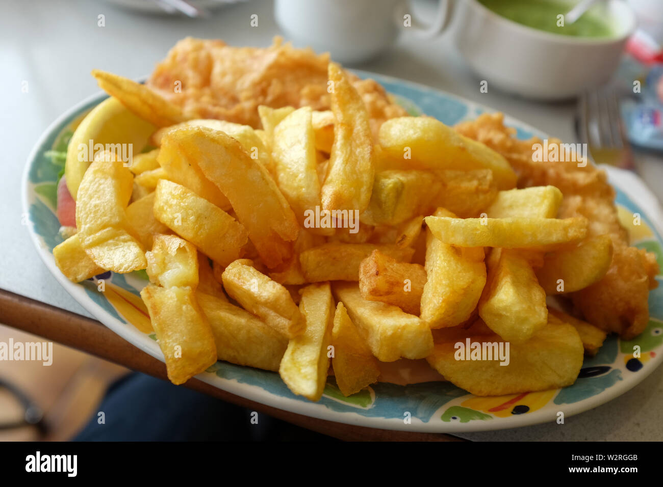 Littlehampton West Sussex UK - morue fraîchement cuisiné du poisson et des frites dans un café d'harbourside Banque D'Images