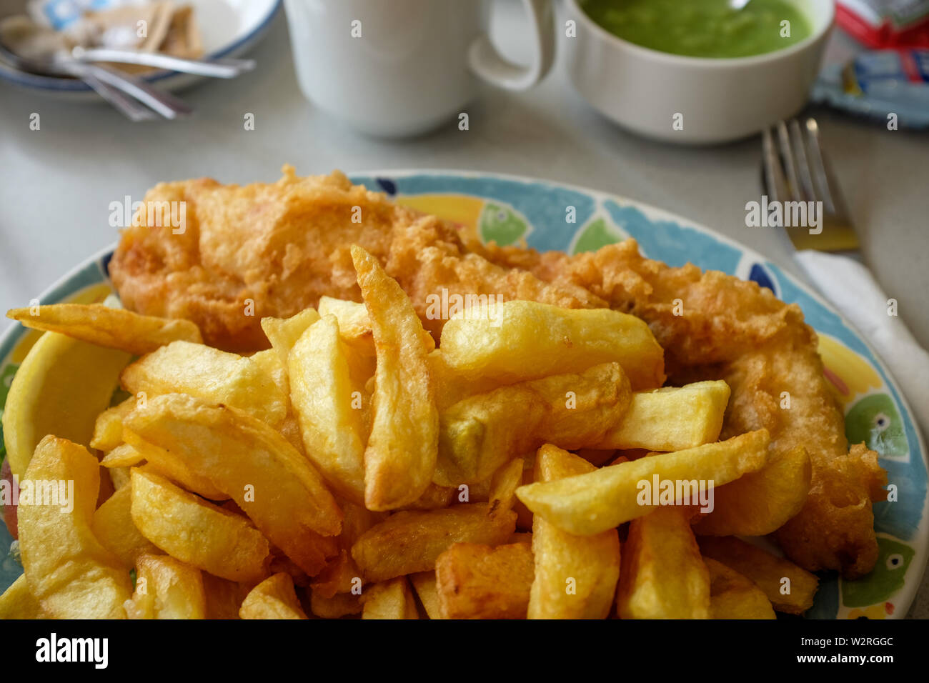 Littlehampton West Sussex UK - morue fraîchement cuisiné du poisson et des frites dans un café d'harbourside Banque D'Images