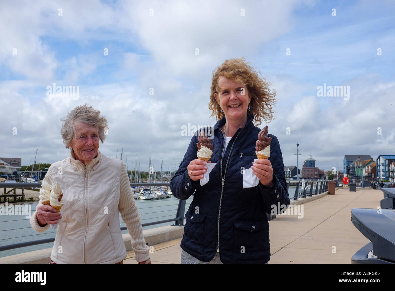 Littlehampton West Sussex UK - Vieille Femme et fille profitez d'un cornet de crème glacée Banque D'Images