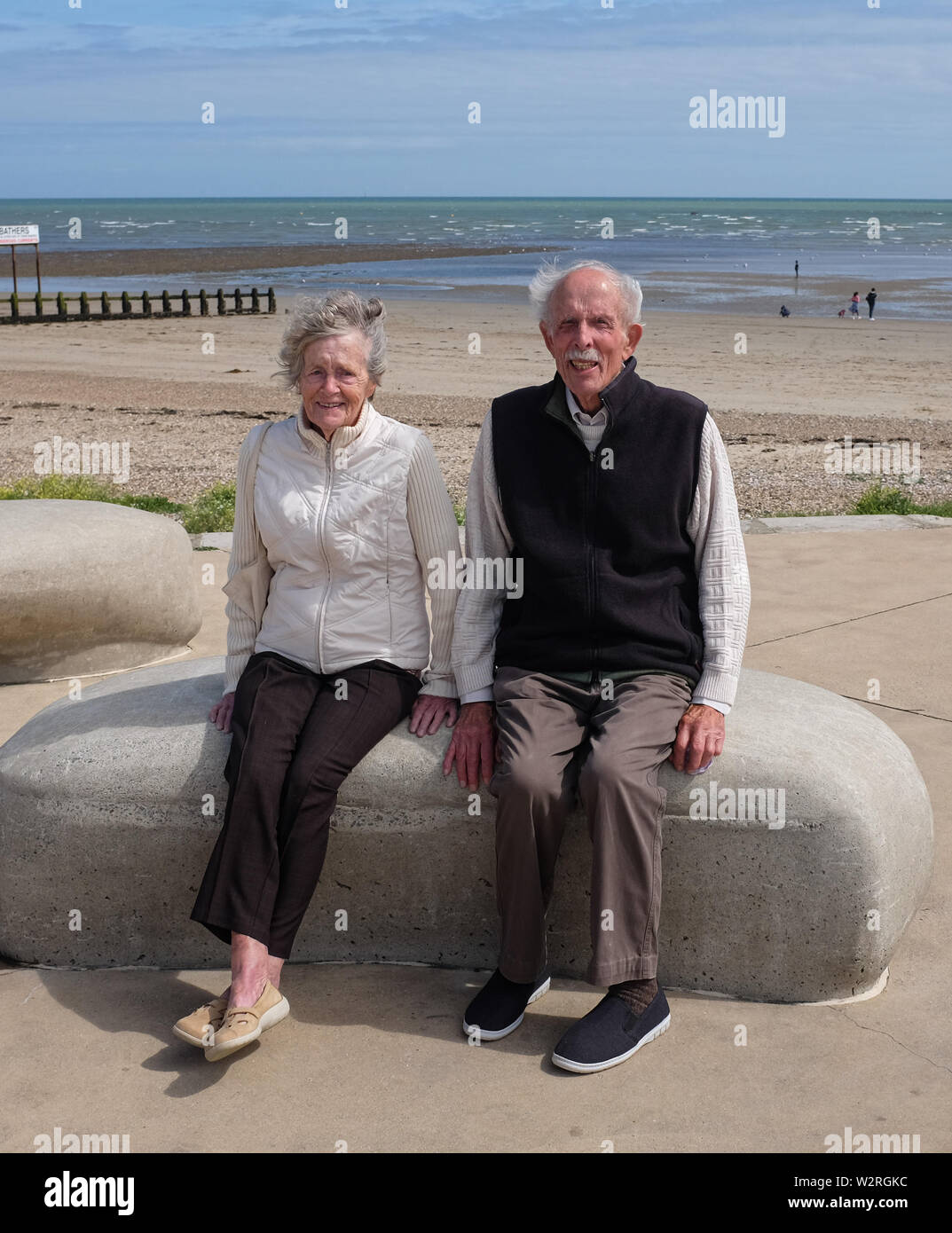 Littlehampton West Sussex UK - couple de personnes âgées assis ensemble sur le front de mer Banque D'Images