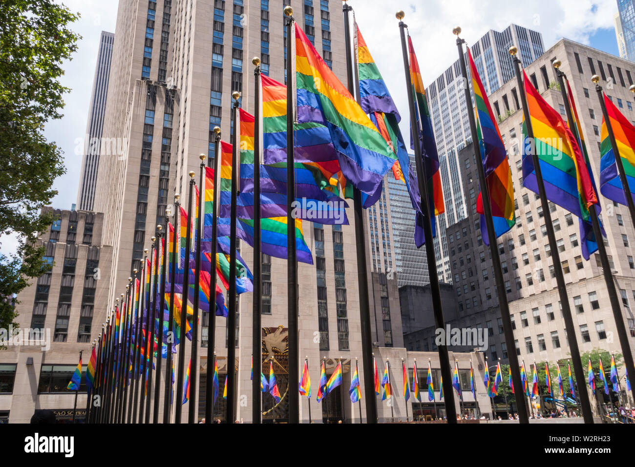 Drapeaux de couleur arc-en-ciel célébrer WorldPride à Rockefeller Center Plaza, New York, USA Banque D'Images