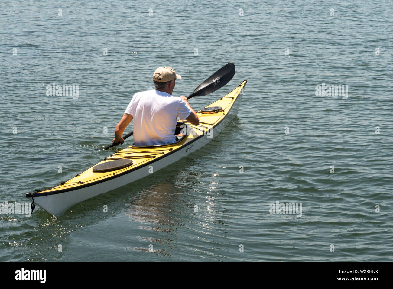 Une balade en kayak homme, Long Island Sound, CT, USA Banque D'Images