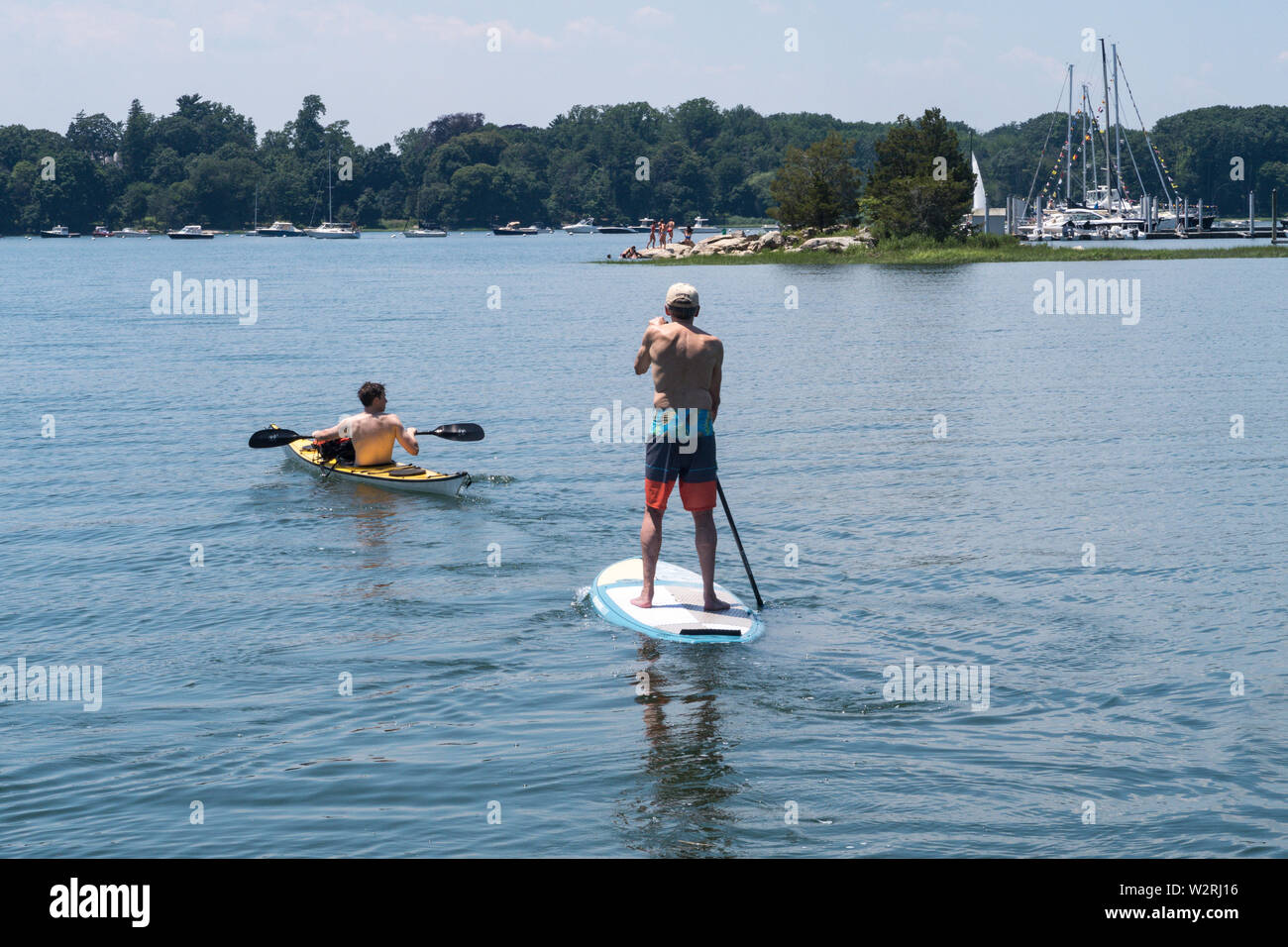 Stand Up Paddleboarding et Kayak sur Long Island Sound, CT, USA Banque D'Images