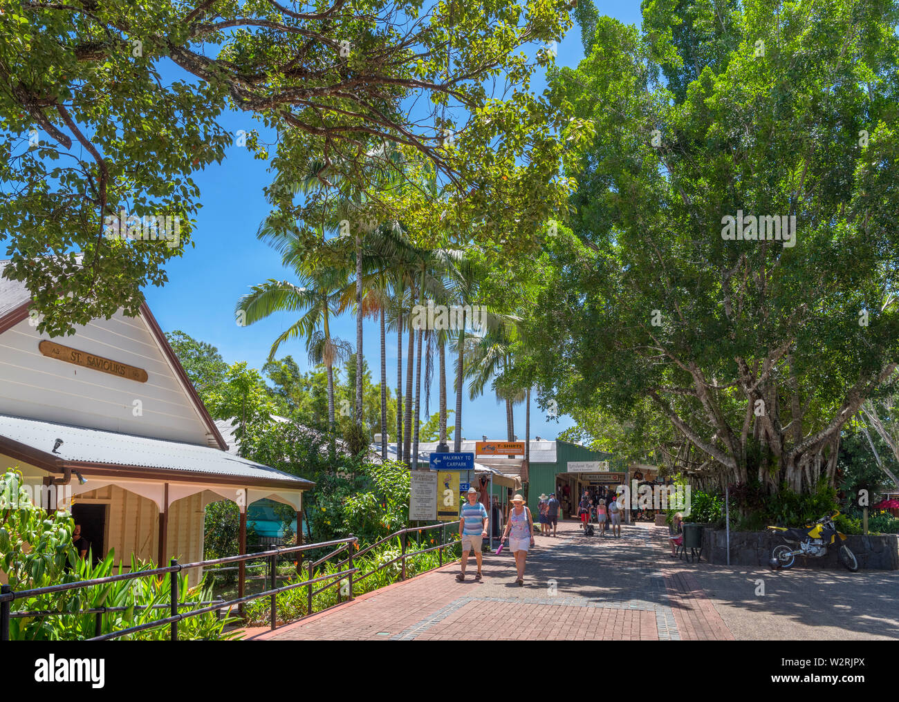 Boutiques et restaurants sur Coondoo Street dans le village de Kuranda, Atherton Tablelands, Far North Queensland, Australie Banque D'Images