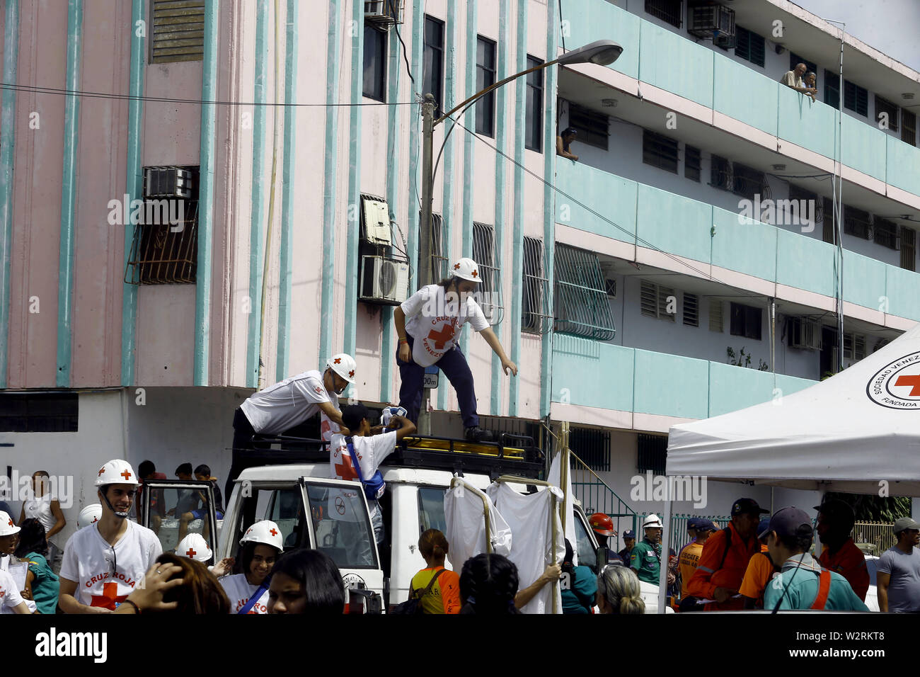 Valencia, Carabobo, Venezuela. 10 juillet, 2019. Le 10 juillet 2019. Un fonctionnaire coordonne des actions lors d'un tremblement de terre l'opération de simulation qui a eu lieu dans le secteur de l'époque élisabéthaine, où les étudiants et les enseignants des différentes écoles de la région ont participé, ainsi que les résidents. Les forces de sécurité participants appartiennent à un système intégré et sont constitués de protestation civile, les pompiers, la Croix-Rouge, la police d'État et municipaux, ainsi que les responsables du transport en commun de masse. À Valence, l'État de Carabobo. Photo : Juan Carlos Hernandez Crédit : Juan Carlos Hernandez/ZUMA/Alamy Fil Live News Banque D'Images