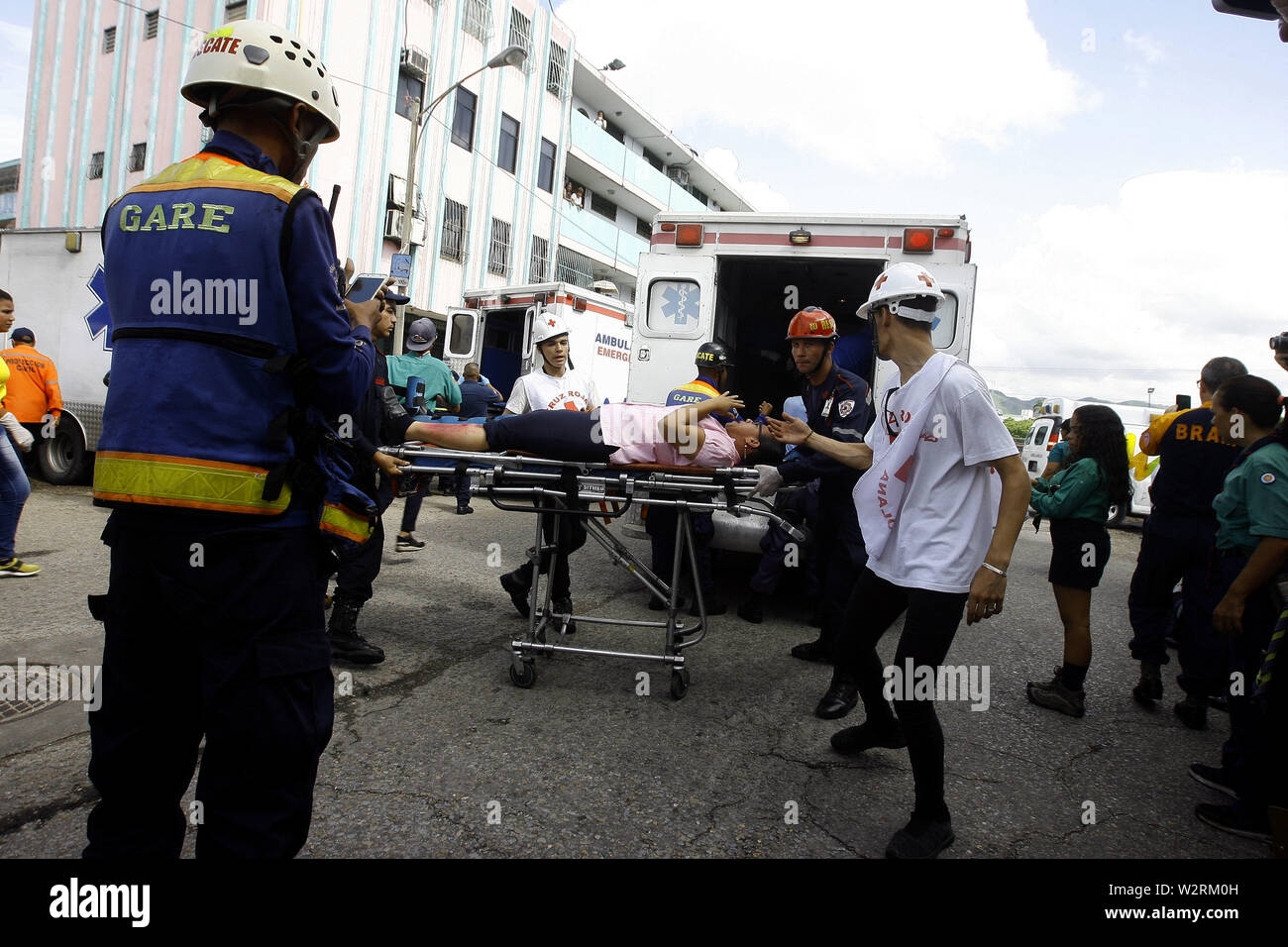 Valencia, Carabobo, Venezuela. 10 juillet, 2019. Le 10 juillet 2019. Les enfants qui sont les victimes présumées sont servis par des membres de groupes de secours au cours d'une simulation de tremblement de terre qui a eu lieu dans le secteur de l'époque élisabéthaine, où les étudiants et les enseignants des différentes écoles de la région ont participé, ainsi que les résidents. Les forces de sécurité participants appartiennent à un système intégré et sont constitués de protestation civile, les pompiers, la Croix-Rouge, la police d'État et municipaux, ainsi que les responsables du transport en commun de masse. À Valence, l'État de Carabobo. Photo : Juan Carlos Hernandez (crédit Image : © Jua Banque D'Images