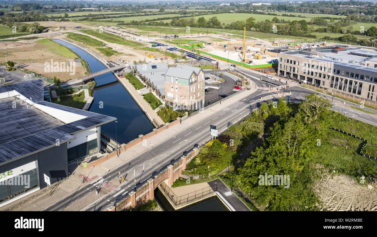 Aieral vue du nouveau Hall & Woodhouse pub, le doyenné École et Waitrose en Wichelstowe, Swindon prendre CAA de l'opérateur agréé. Banque D'Images