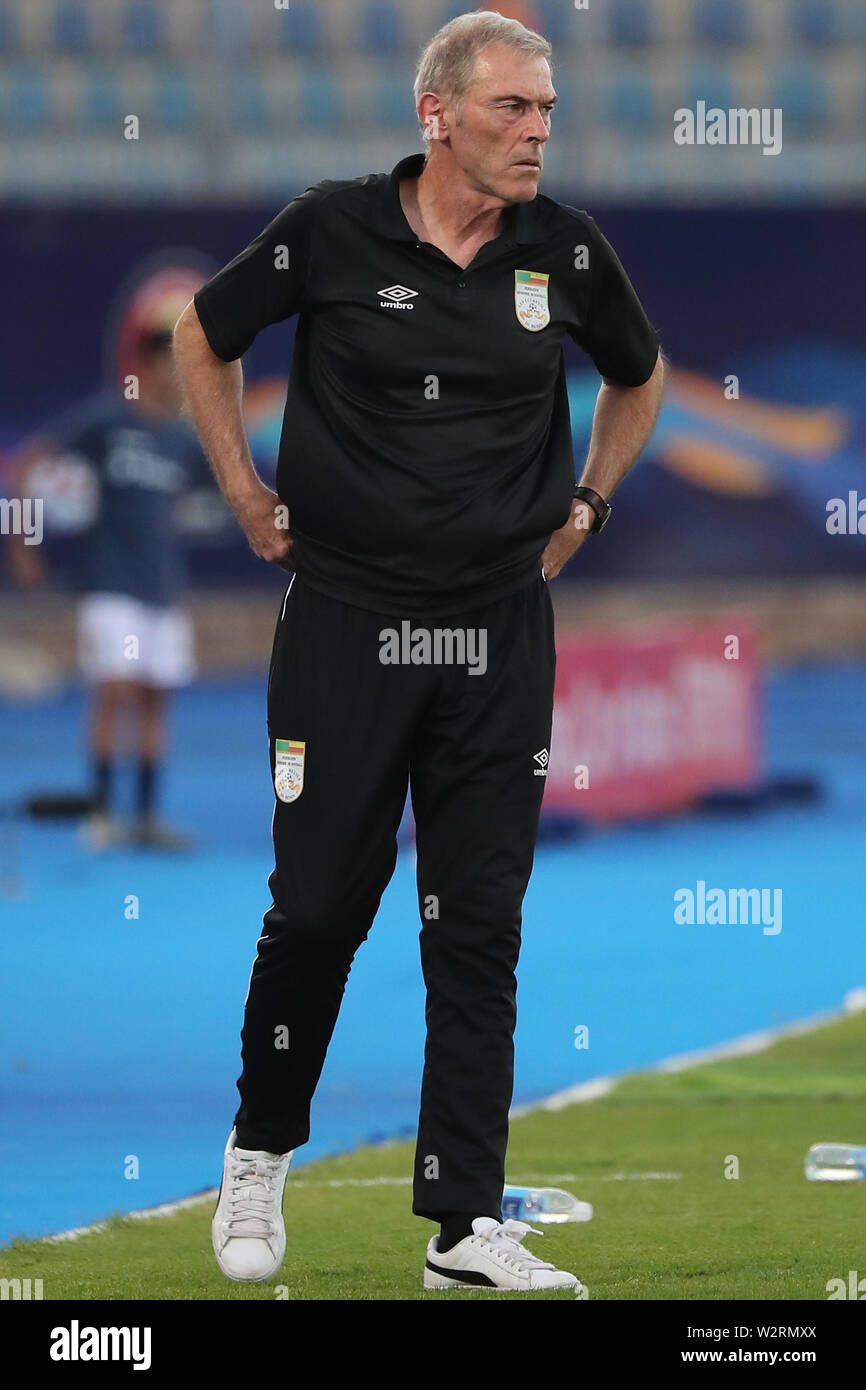 10 juillet 2019, l'Égypte, Le Caire : l'entraîneur de l'équipe nationale du  Bénin, Michel Dussuyer réagit sur la ligne de touche lors de la coupe  d'Afrique des Nations 2019 Quart de finale