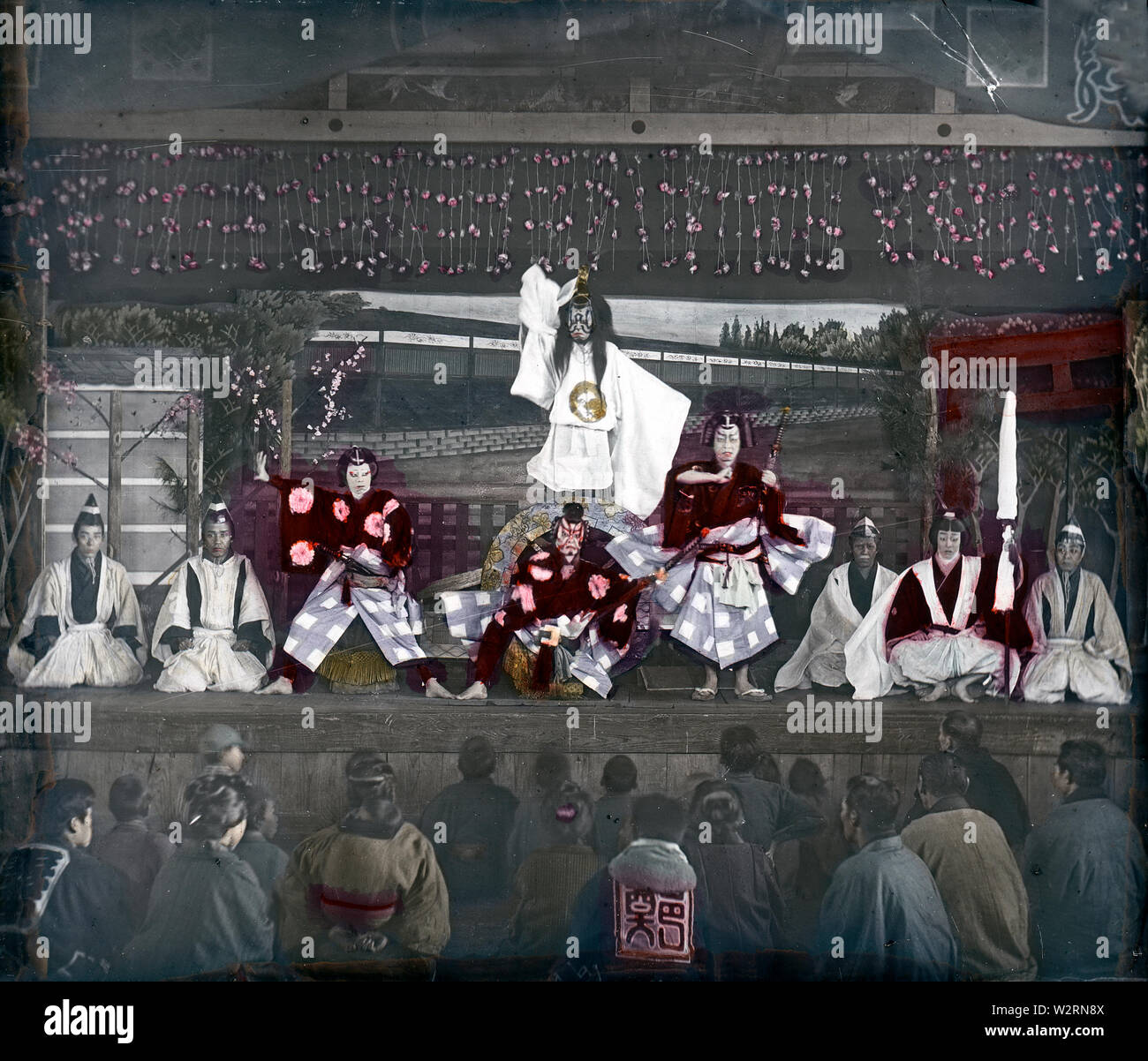 [ 1890 - Japon ] Performance théâtre japonais - acteurs sur scène devant un public à l'intérieur d'un théâtre. Ces acteurs ressemblent fort semblable à l'actorss en 70618-0003 - acteurs. 19e siècle vintage lame de verre. Banque D'Images