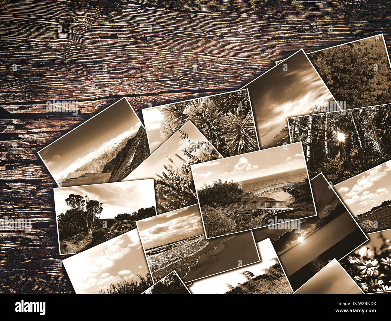 Old vintage photos sur un fond de bois Banque D'Images