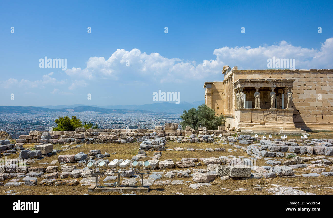 Athènes, Grèce, 9 juillet 2019 - Le sacré 'Arbre de Vie', un vieil olivier se dresse à côté du porche ouest et les Caryatides de l'historique Erecthe Banque D'Images