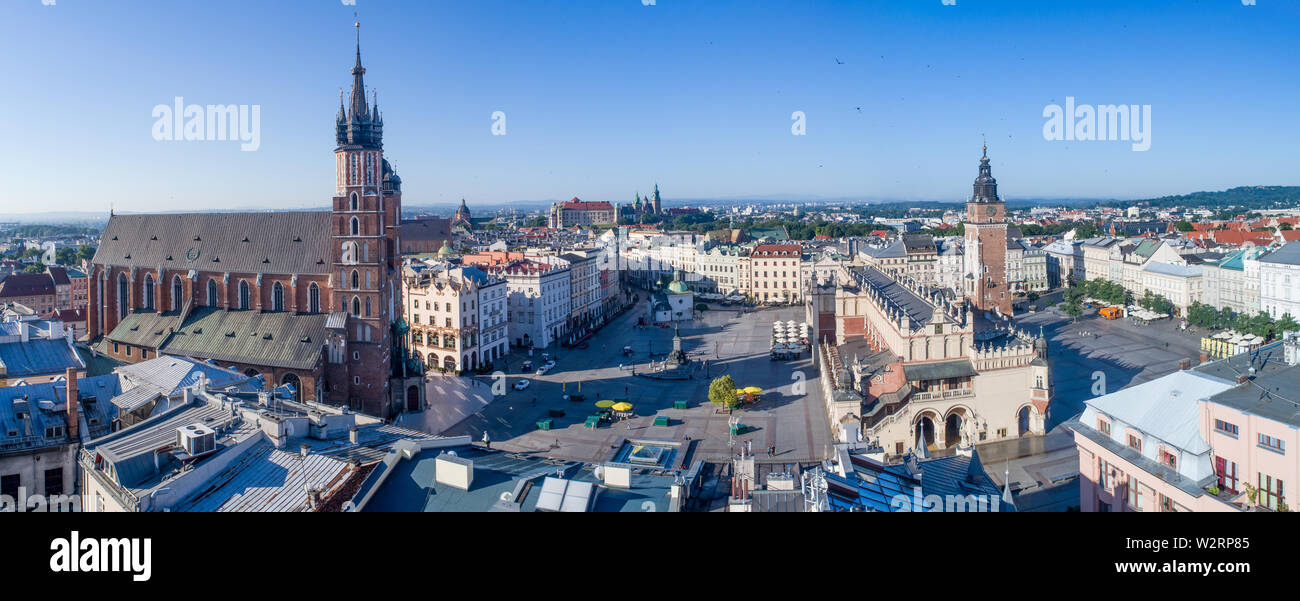 Cracovie, Pologne. Large panorama de l'antenne de la vieille ville, avec la place du marché (Rynek), Sukiennice, Hôtel de Ville, tour de l'église Mariacki (St Mary) Banque D'Images