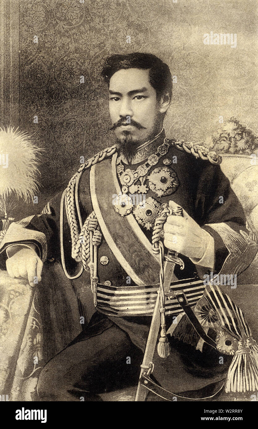 [ 1880 - Japon ] L'Empereur Meiji - l'un des plus célèbres portraits de l'empereur Meiji (1852-1912), ici habillés en uniforme militaire. Bien que cette image est souvent qu'on croyait, à tort, être une photographie, c'est en fait un dessin très fidèle par italien o-yatoi gaikokujin (conseiller étranger engagé par le gouvernement japonais) Edoardo Chiossone (1833- 1898). 19e siècle vintage print. Banque D'Images