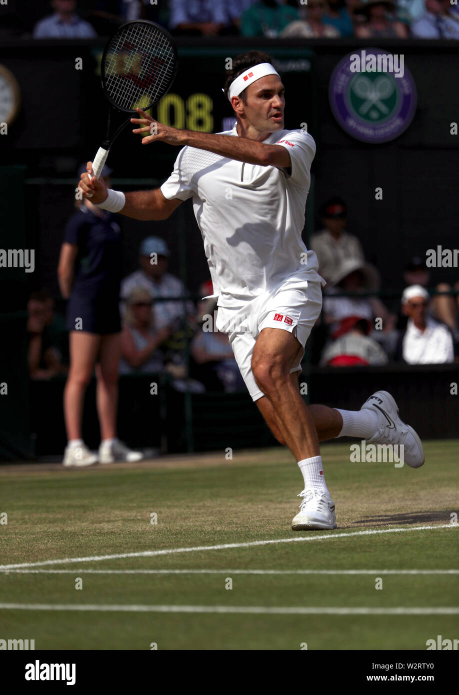 Wimbledon, Royaume-Uni. 10 juillet, 2019. Roger Federer au cours de son quart de finale match contre Kei Nishikori du Japon à Wimbledon aujourd'hui. Crédit : Adam Stoltman/Alamy Live News Banque D'Images