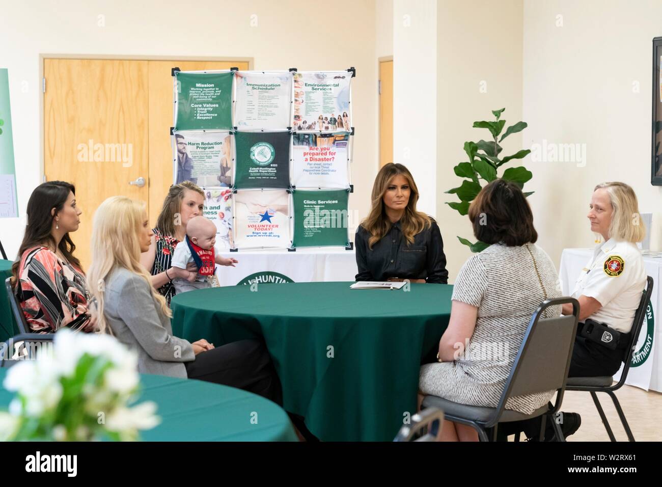 La première dame des États-Unis Melania Trump écoute aux mères pendant une discussion sur l'assuétude à l'Cabell-Huntington Ministère de la santé le 8 juillet 2019 à Huntington, West Virginia. Banque D'Images