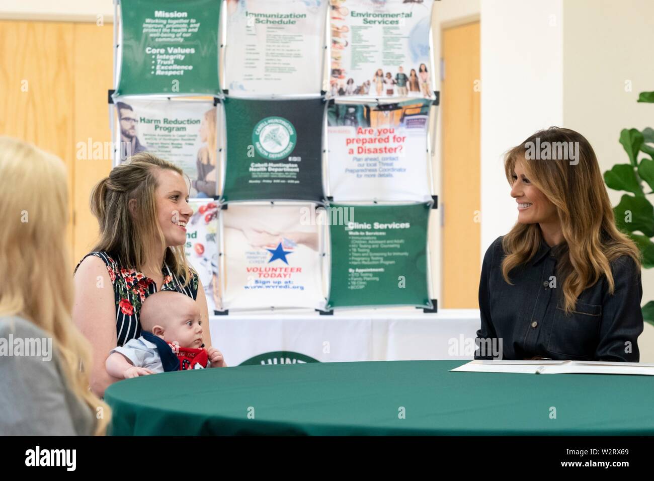 La première dame des États-Unis Melania Trump écoute à Megan Pawley, tenant son fils Huck, lors d'une discussion sur l'assuétude à l'Cabell-Huntington Ministère de la santé le 8 juillet 2019 à Huntington, West Virginia. Banque D'Images