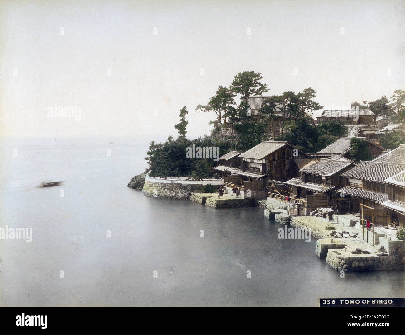 [ 1890 - Japon maisons japonaises traditionnelles en tomo, Hiroshima ] - maisons font face à la mer à Tomo dans la préfecture d'Hiroshima. La province a été appelé jusqu'à Bingo les réformes de la période Meiji (1868-1912). 19e siècle vintage albumen photo. Banque D'Images