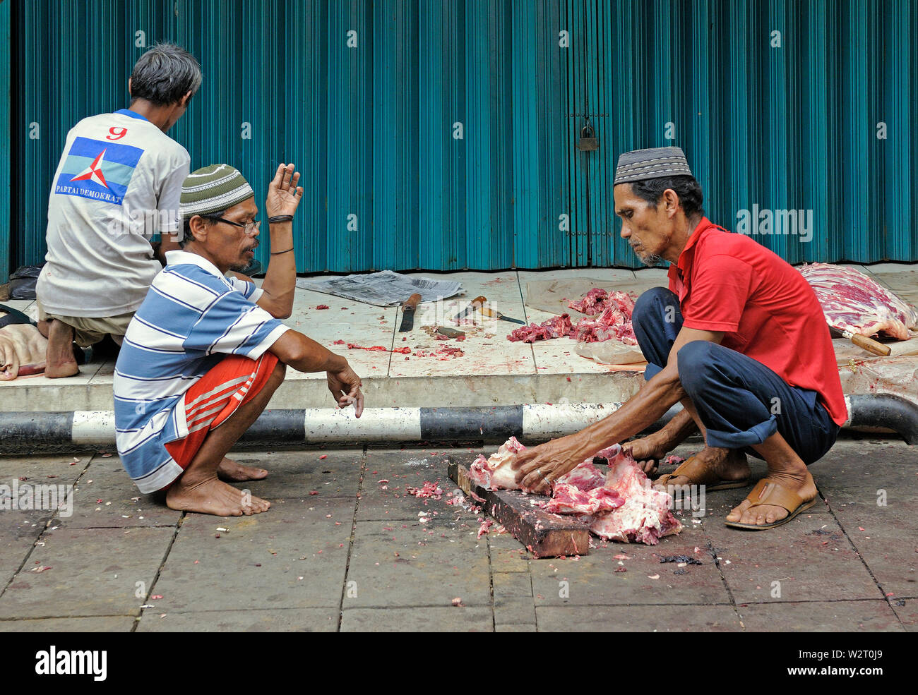 Jakarta, Indonésie - JAKARTA/décembre 08, 2008 hommes : un démembrement d'une chèvre abattu à l'occasion de l'Aïd al-adha au bord de la route de Jalan ka Banque D'Images