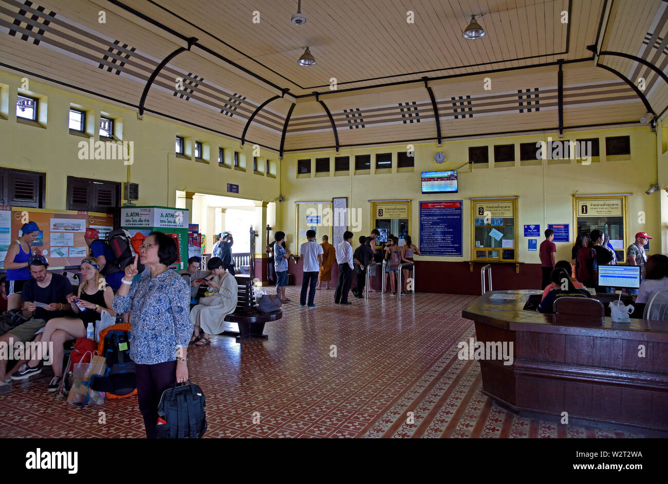 Ayutthaya, Thaïlande - 11 février, 2019 : les habitants et les touristes dans le hall de la gare ferroviaire d'Ayutthaya, billetterie Banque D'Images