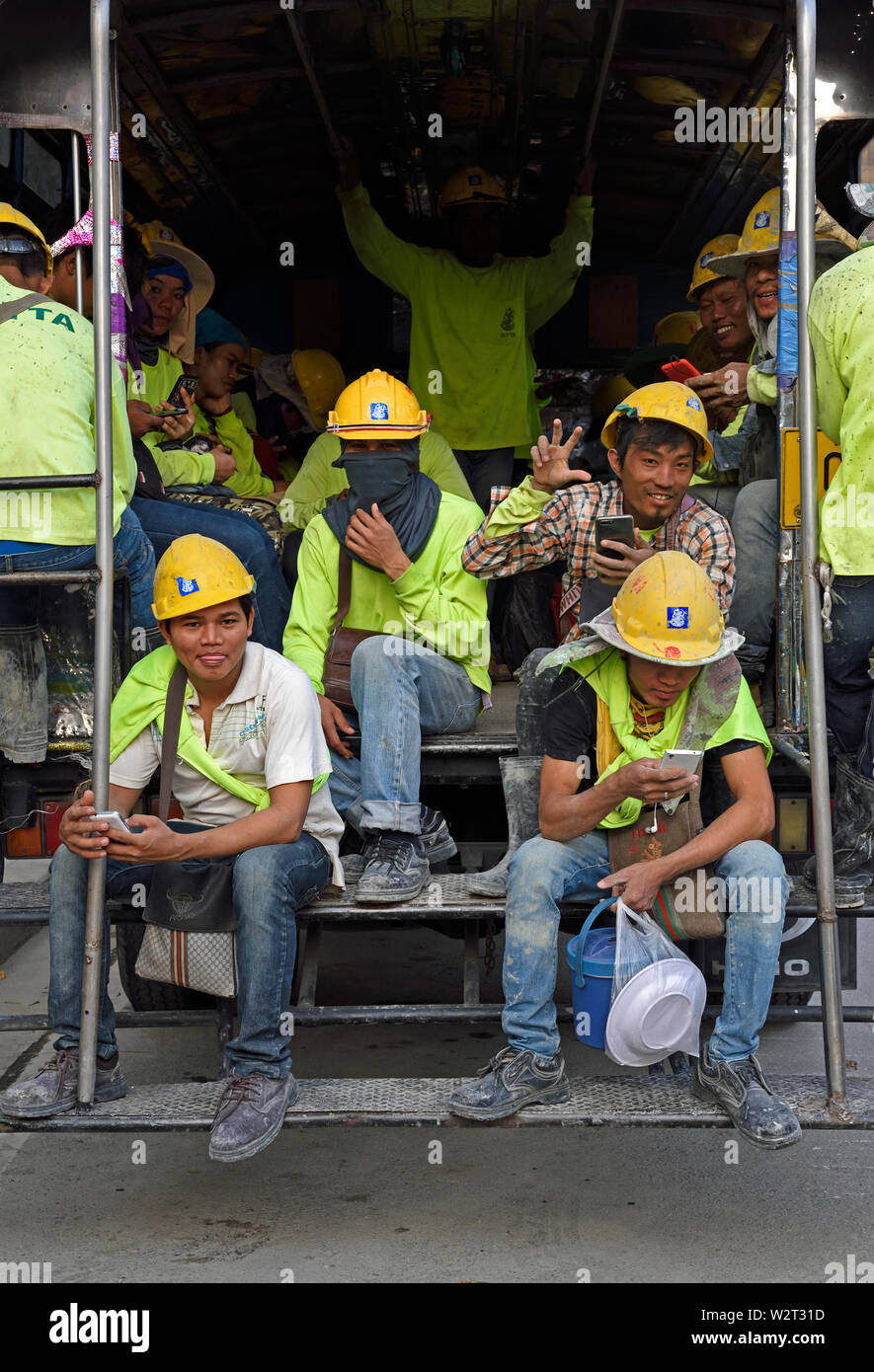 Bangkok, Thaïlande - 15 février, 2019 : les travailleurs de l'entreprise de construction en cours ritta accueil par les camions à leurs espaces de vie à la fin de leur Banque D'Images