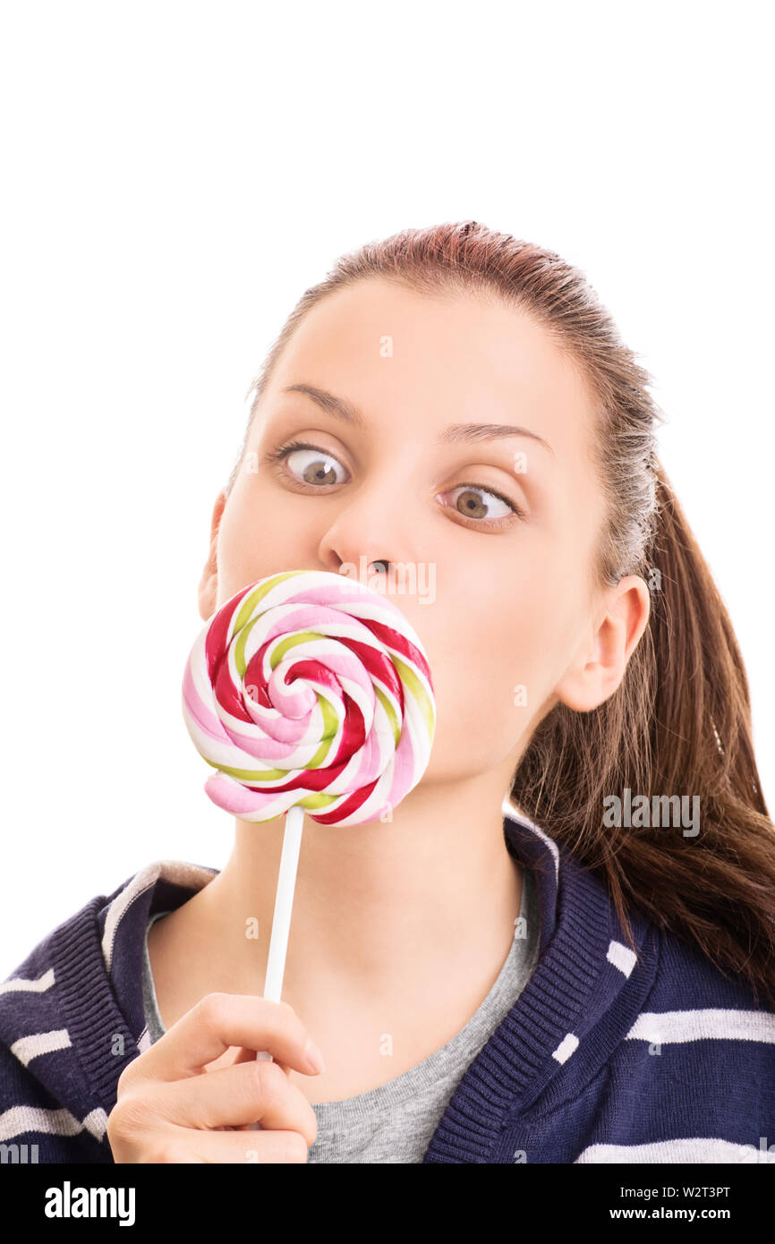 Mmm, bonbons, ne peut pas leur résister. Belle jeune fille tenant une  sucette, making funny face, isolé sur fond blanc Photo Stock - Alamy