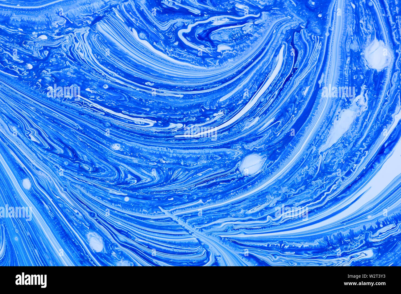 Résumé fond bleu avec en motif. En acrylique liquide la texture. À l'acrylique blanc et bleu. Banque D'Images