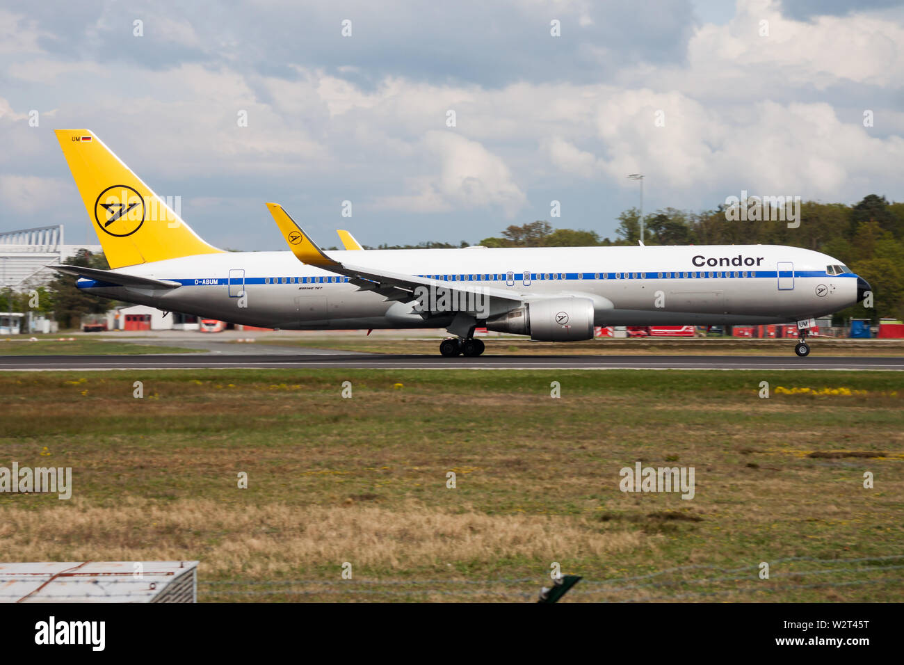 Francfort / ALLEMAGNE - 26 avril 2015 : Condor Airlines Boeing 767-300 livrée rétro spécial D-album éponyme enfin disponible départ avion de passagers à l'aéroport de Francfort Banque D'Images