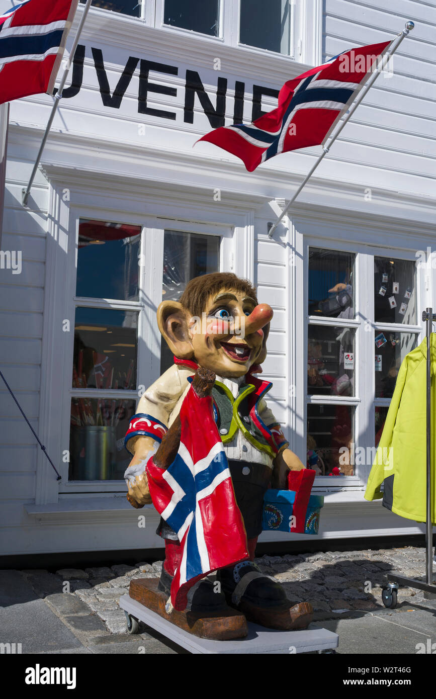 En dehors d'un trol norvégien shop dans vieux Gamle Stavanger (Norvège) Rizière (vent au milieu de bâtiments en bois historique et de pittoresques maisons. Banque D'Images