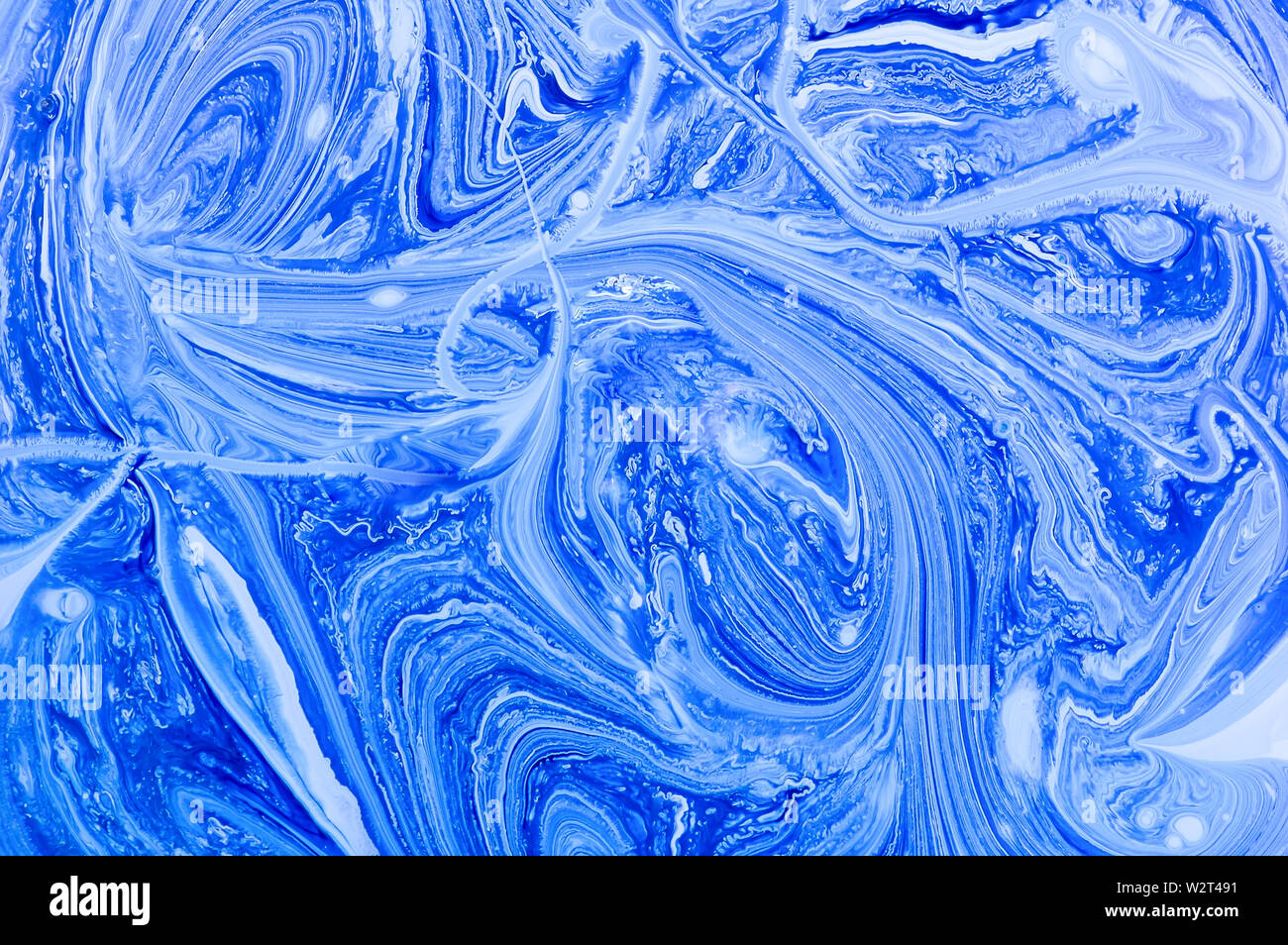 Résumé fond bleu avec en motif. En acrylique liquide la texture. À l'acrylique blanc et bleu. Art-fluide en effet. Banque D'Images